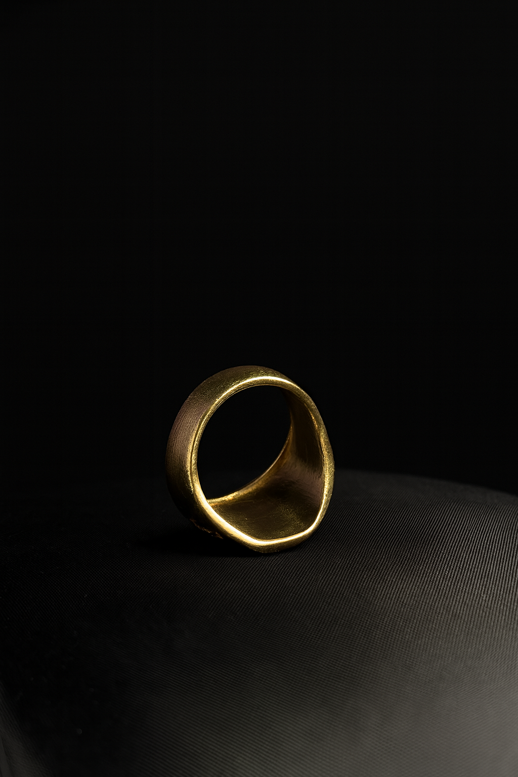 Anillo Guadalupe Dorado con Zirconias,  Luce lujo y protección en cada detalle 🙏🏻